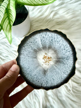 Load image into Gallery viewer, Geode inspired coasters
